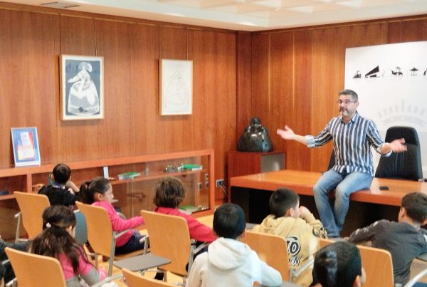Ra Sa´nchez Acera recibe a escolares en el Ayuntamiento de Alcobendas